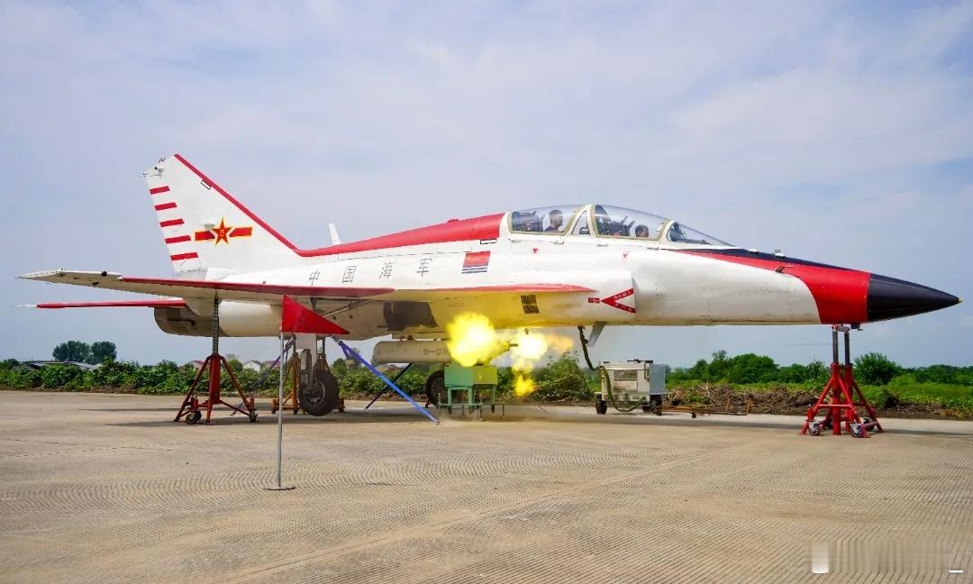 JL-9G实射航炮和火箭弹，以及投掷训练用小炸弹。 图一为航炮校靶。 