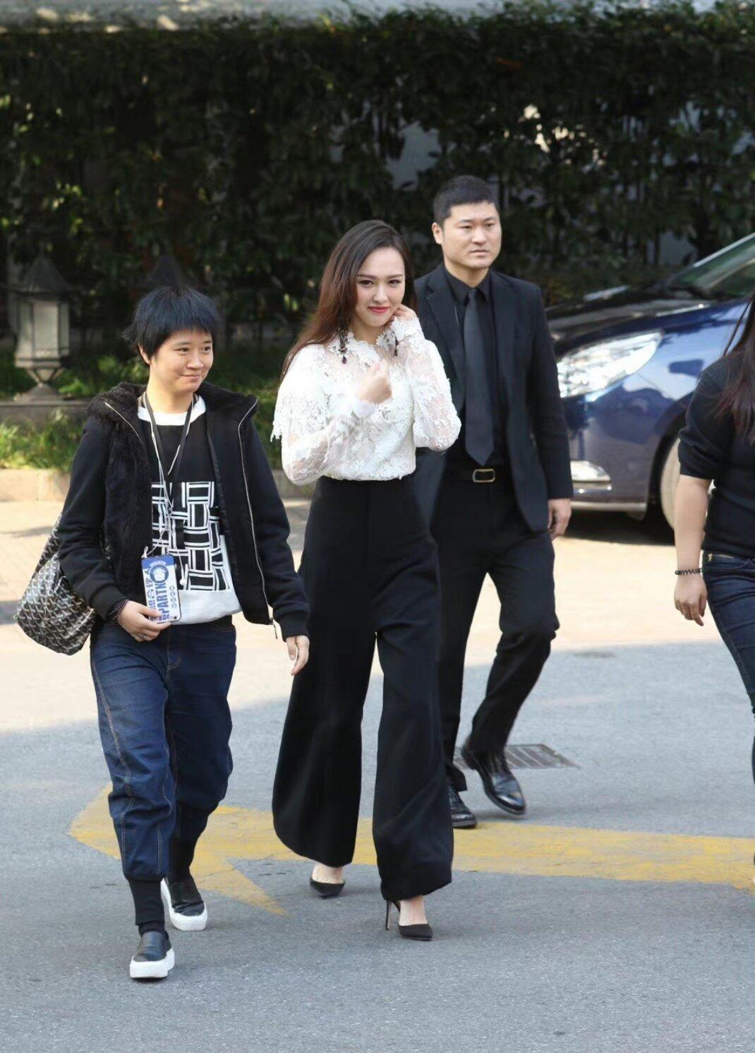 唐嫣与贴身助理叮当的完整故事：相伴八年，亦下属亦闺蜜
 
一、相识相伴：低谷时期