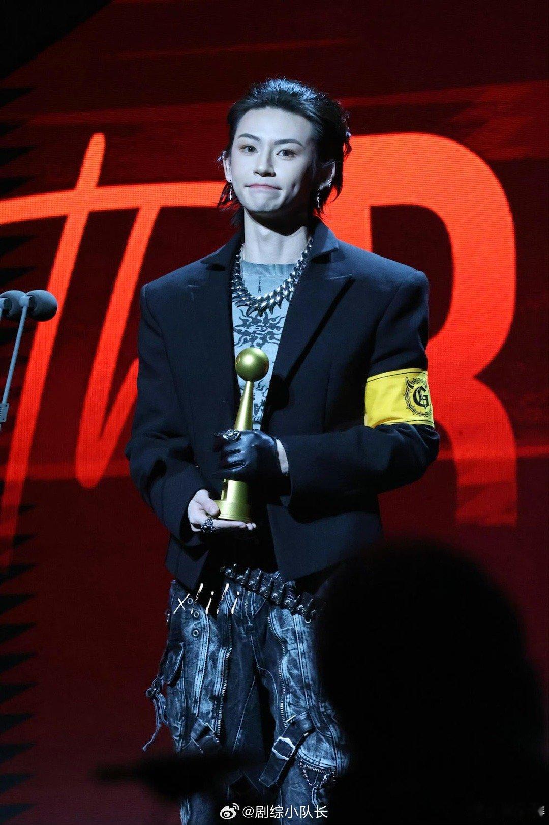 小鬼 嘻哈界的漫画脸 从头发丝到下颌线都写着“完美比例”！小鬼这张妈生漫画脸，连