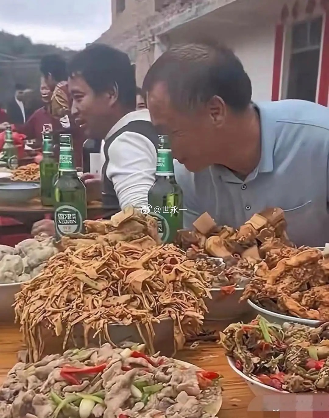 这种酒席简直是侮辱人，这个年代还有吃不上饭的吗？ 