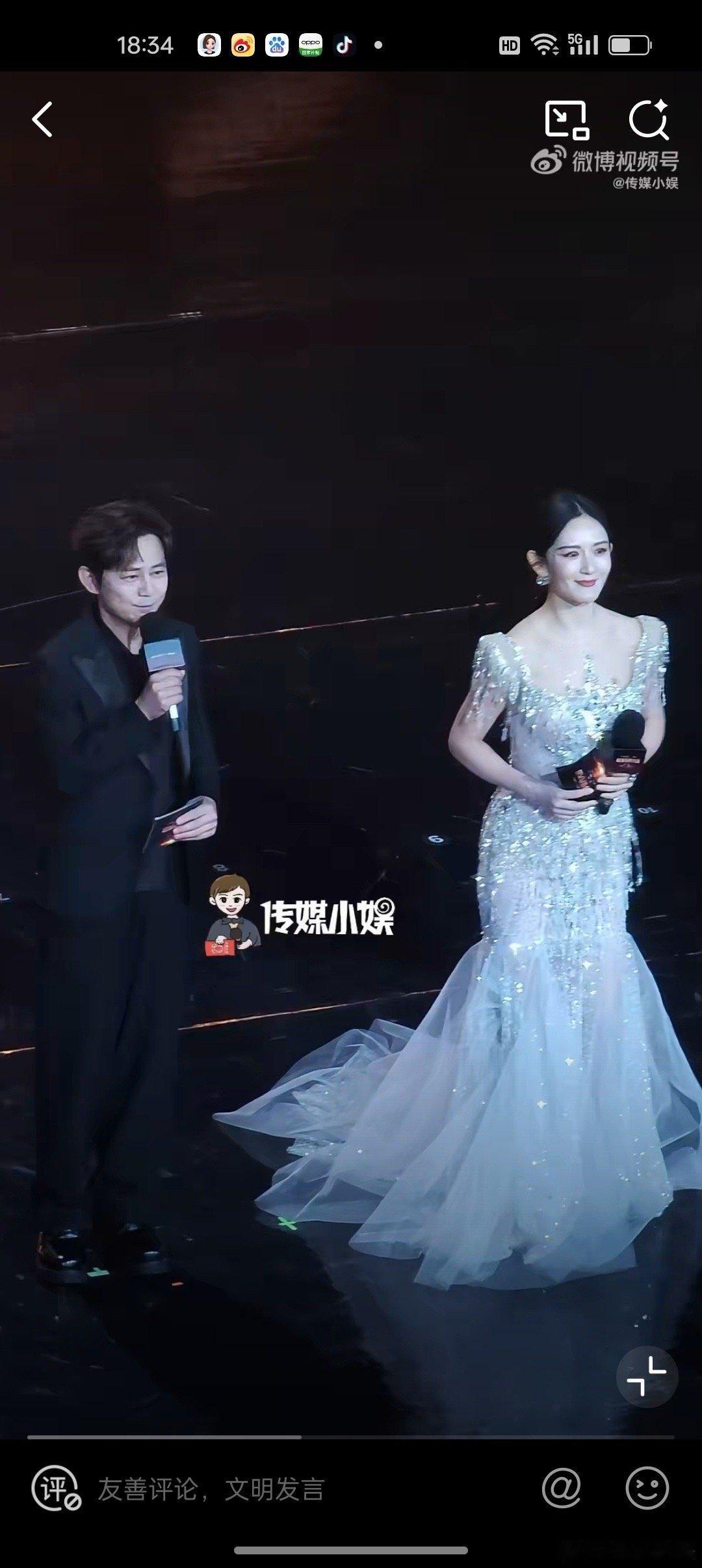 何炅谢娜一出场我的青春回来了 破防了！何老师娜姐同框瞬间，眼泪直接绷不住！这熟悉