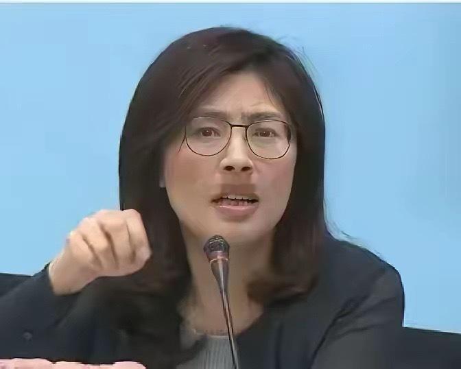 万万没料到，新当选的国民党主席郑丽文，一查才发现她不仅是个"蓝二代"，身上流着那