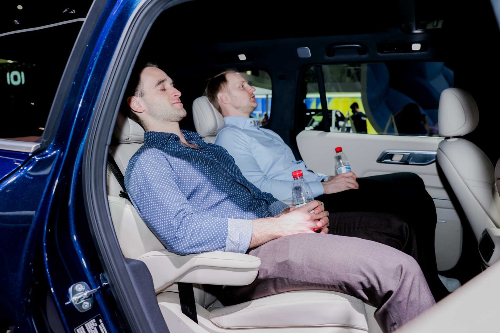 北京车展机器人花式整活 车展不止看那些机器人整活，买车带家人出行，安全才是第一位