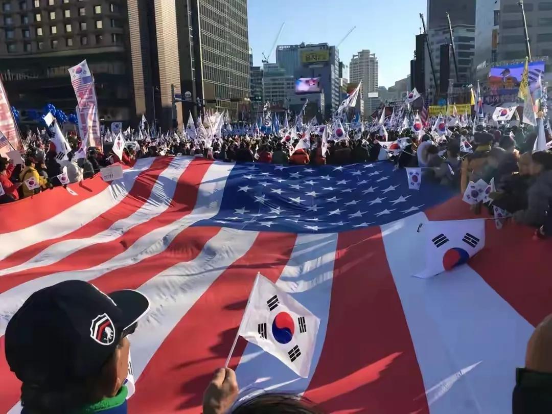 首尔爆发反华游行，韩国人觉得疑惑：为什么中国人没有一丁点害怕？李在明已经确定不会
