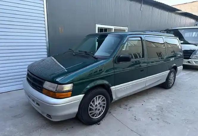 “50万买辆大捷龙，图啥？
”北京车展展台边，两个西装男压低声音。
左边那位刚下