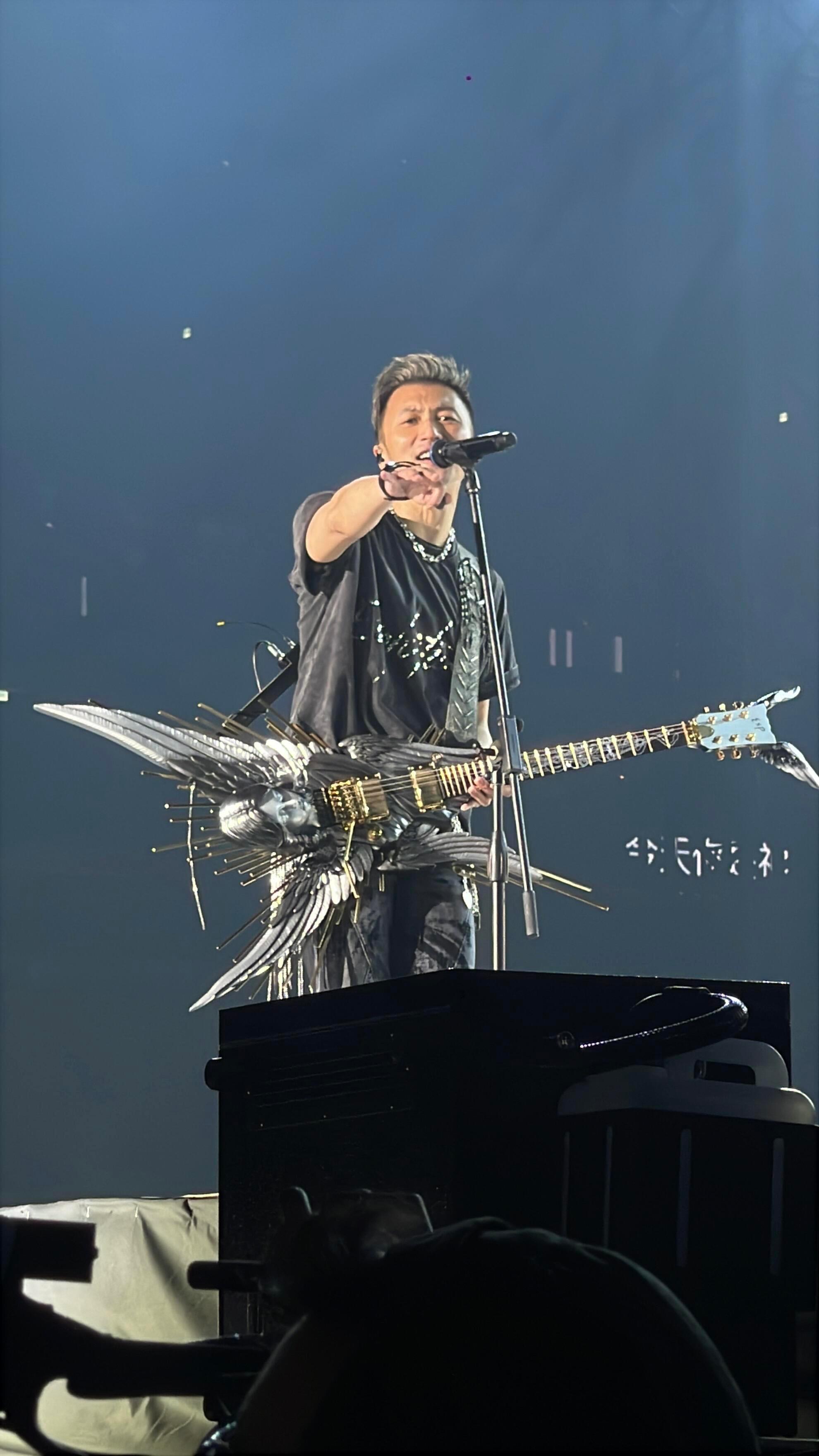 工作人员也没放过谢霆锋西安演唱会玩水名场面来了！工作人员集体呲水突袭谢霆锋，唱《