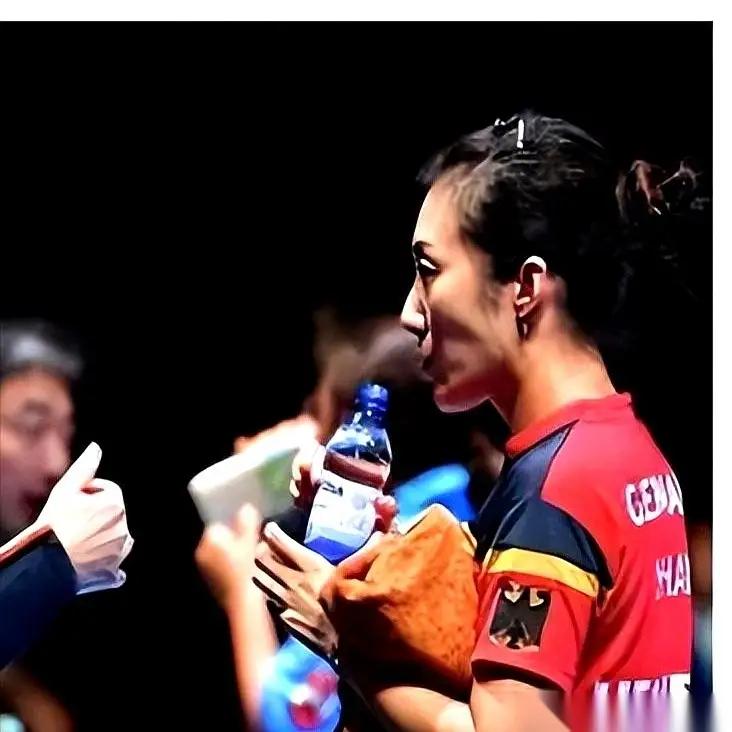 【韩莹说国乒队员为啥不怎么笑】接受采访时，韩莹分析国乒队员不常笑，应该是压力太大