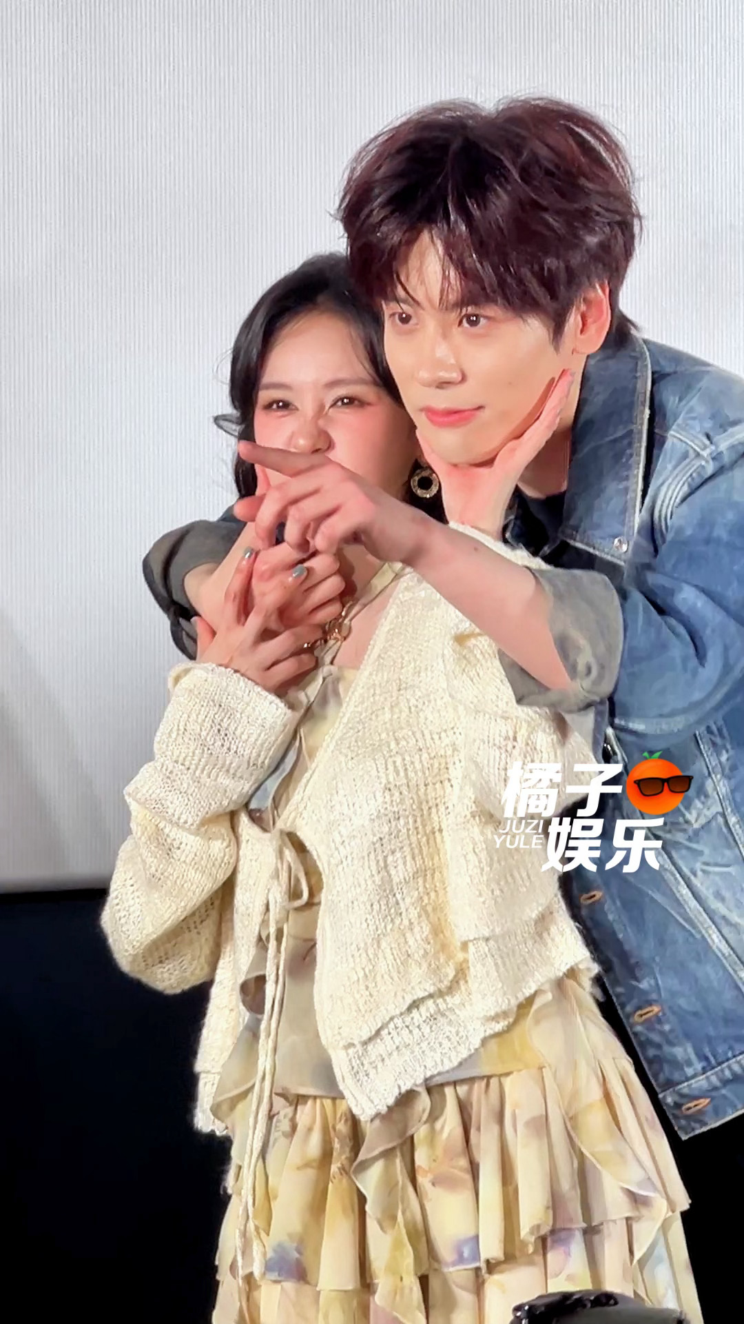 魏哲鸣郑合惠子捏脸比心后环顾四周这一下。。。啊啊啊啊啊啊你是迟来的欢喜