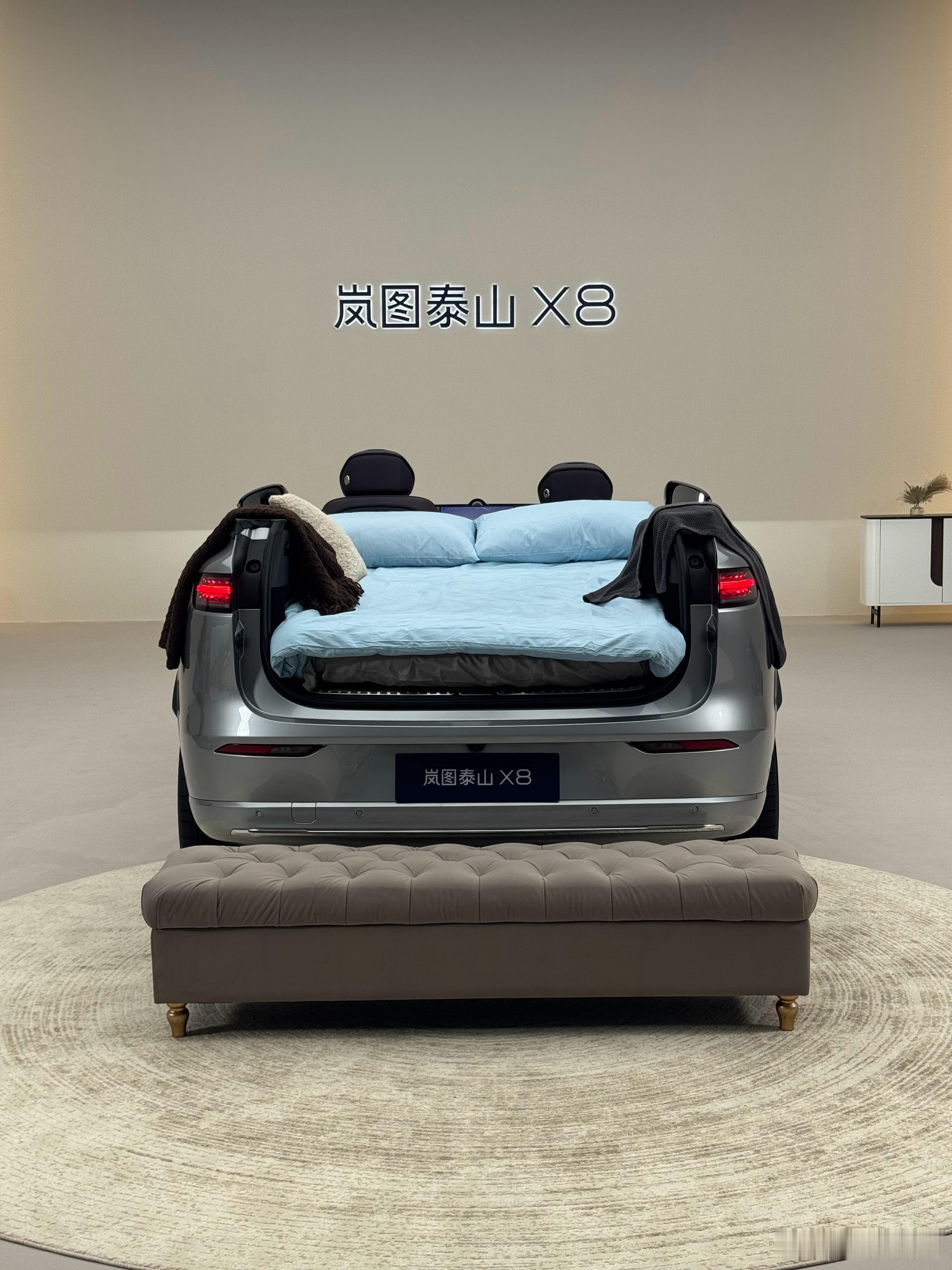 最近泰山X8的图，好多朋友问怎么拍的，岚图把一台车切了，相机在顶上俯拍，以此来体