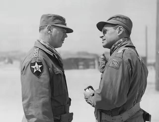 1951年，铁原阻击战结束后，63军军长傅崇碧陷入昏迷，醒来后，他看到彭德怀就在