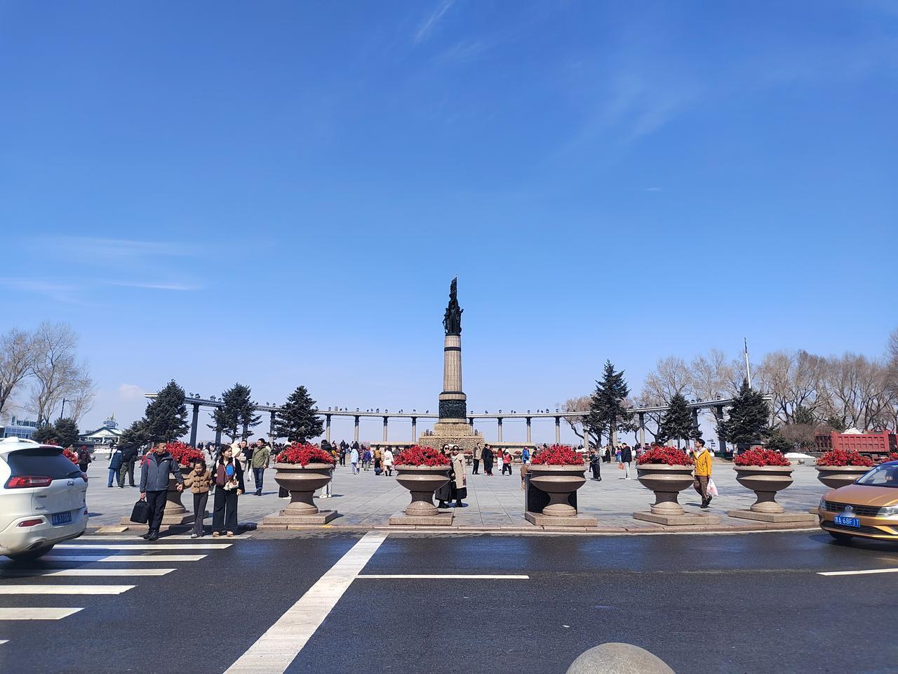 可能我最近刷到的视频有关系！

那些视频里展现的都是大城市的繁华与快节奏，灯红酒