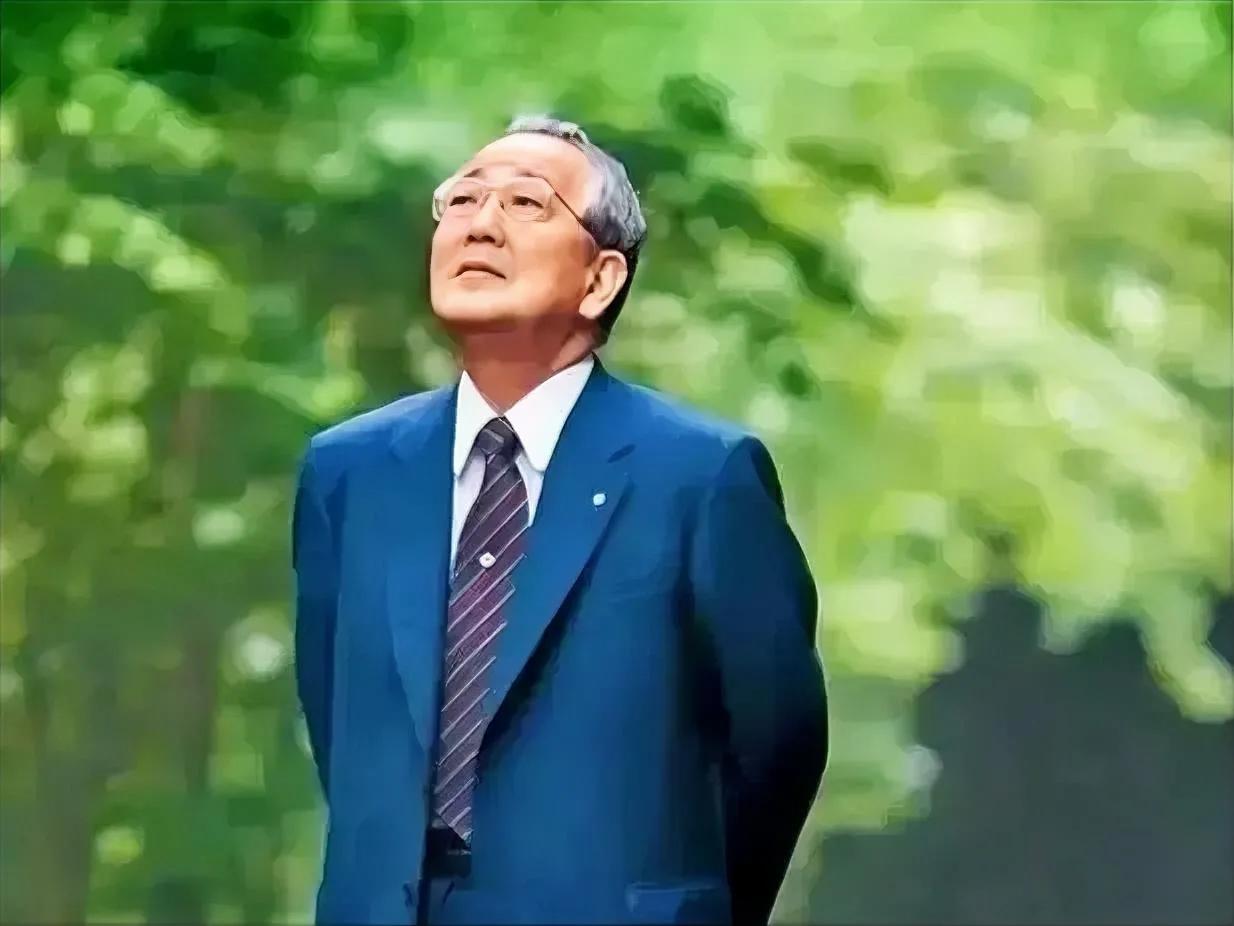 稻盛和夫曾说：
在你落魄的时候，
不要去责怪任何一个背叛你的人，
因为他们要生存