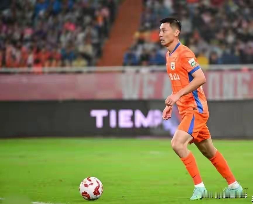 山东泰山队在韩鹏的带领下9轮不败战绩，与中超前排争冠队的对决中，泰山队狂胜（北京