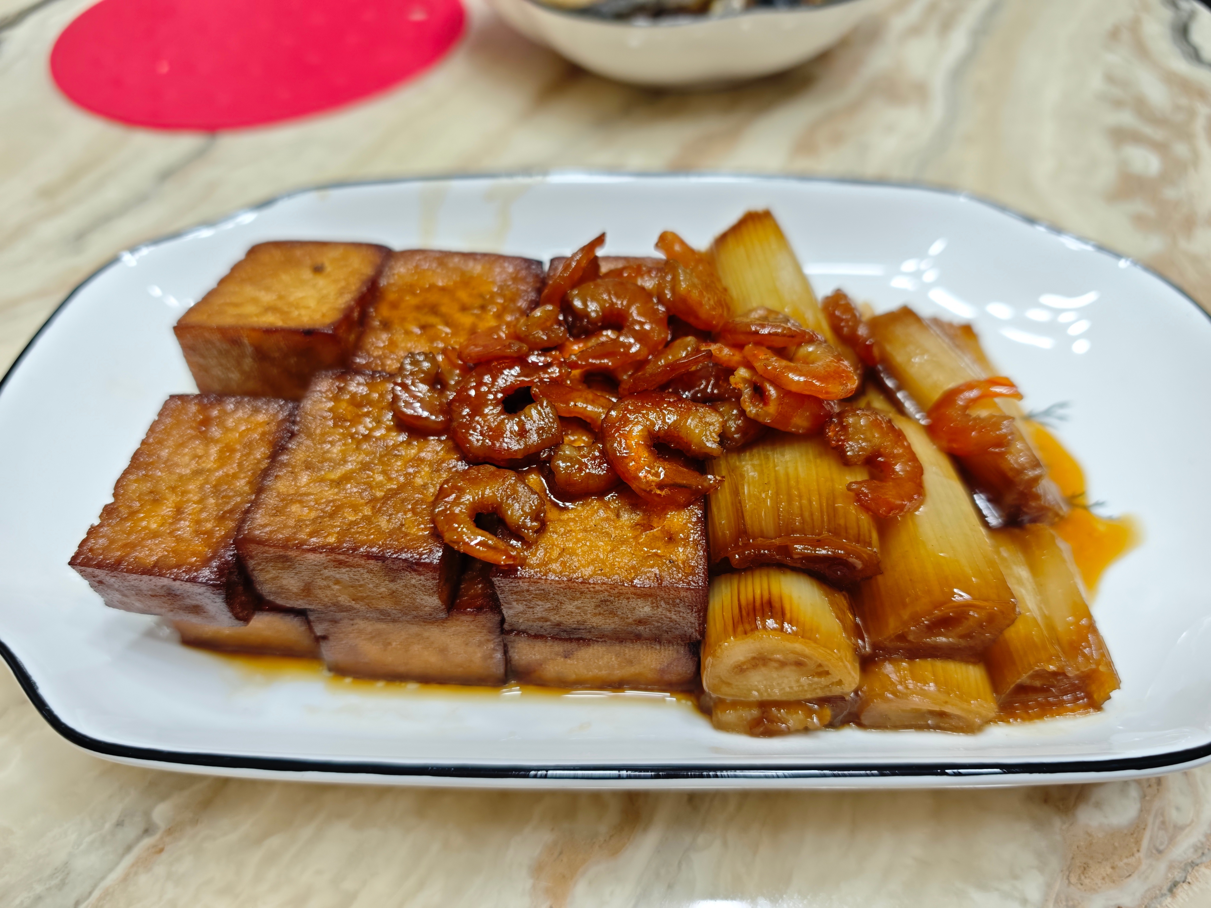 试验个新菜，葱烧豆腐。金钩海米一把，用绍兴黄酒一碗浸泡过夜；章丘大葱两根，取葱白
