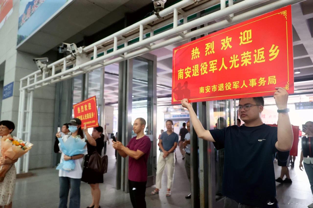 #福建花式迎接最帅的人退伍回家#“热烈欢迎福建南安籍退役士兵光荣返乡！”今天（9