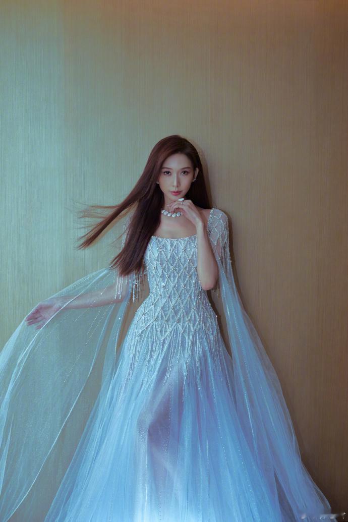 林志玲51岁生日时哭了生日当天获双层惊喜，工作人员手作蛋糕让她再度落泪！撒娇式许