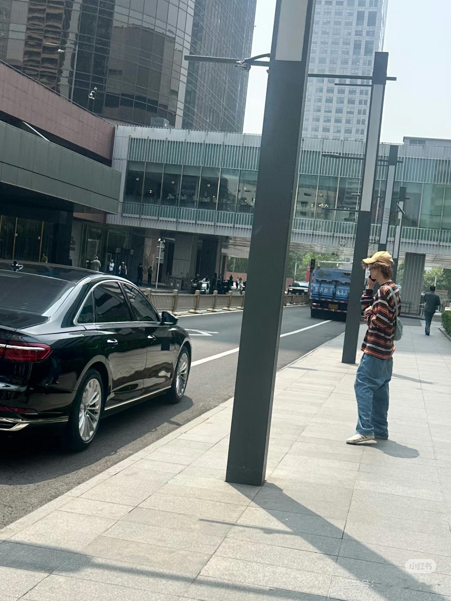 天呐！是新鲜的小鹿鹿[苦涩][苦涩][苦涩] 鹿晗 （说要去工作了aaaa！ ​