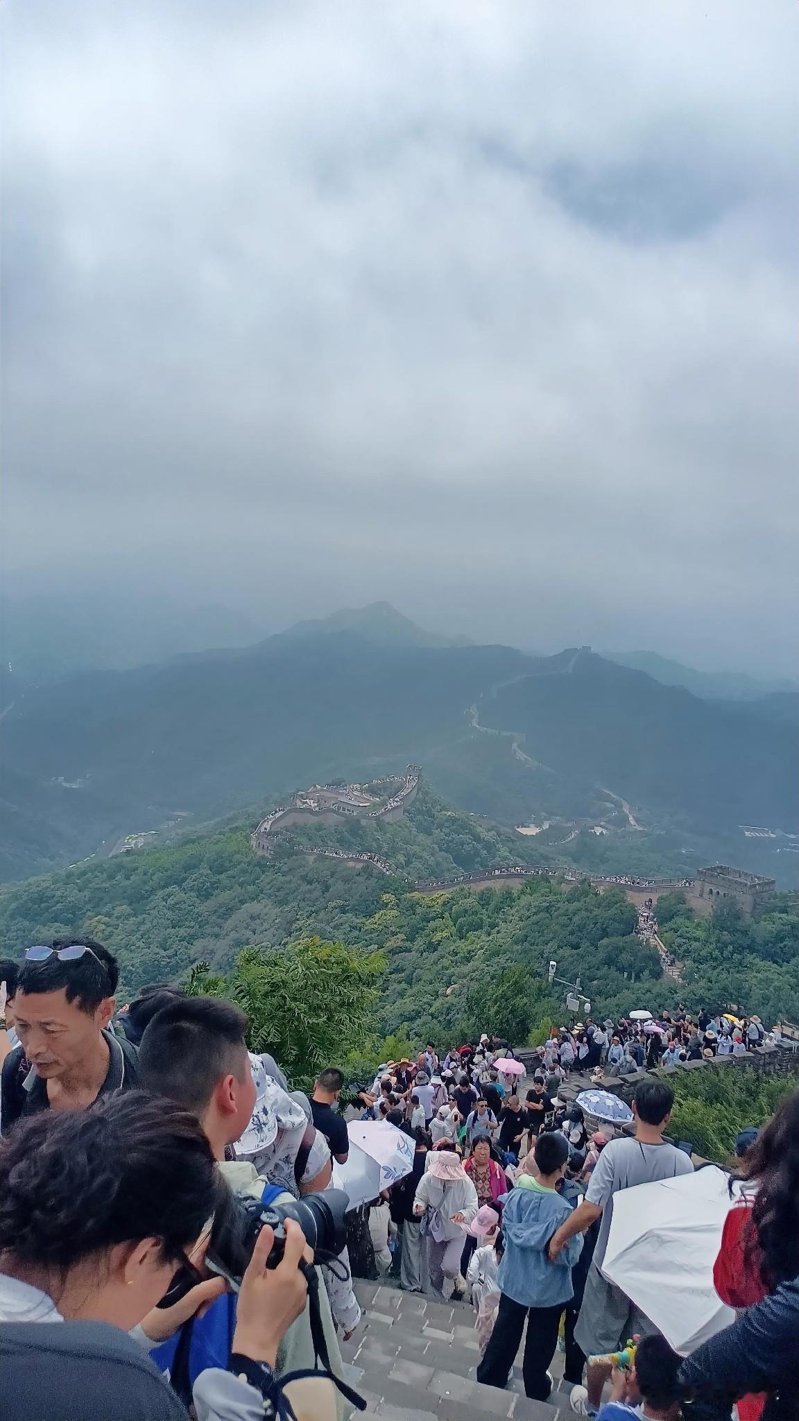 来长城，随手拍下眼前这番景象。这处伟大的古迹真的太震撼，相信很多人都来过这里。