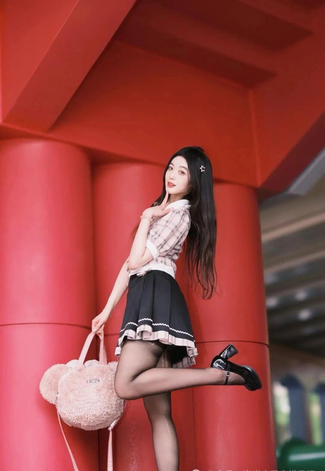 晒图笔记大赛你这身格子学院风的搭配，简直美到让时间都为之一顿！格子上衣的每一条纹