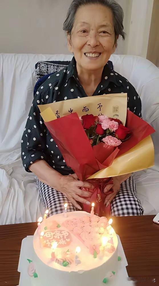 94岁王夫人住进养老院，我查了下她单间的费用，手抖了。

不是因为贵，是因为我忽