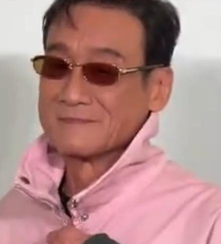 2026年6月9日，梁家辉身着粉色上衣亮相深圳，出席Prada深圳湾万象城新店开
