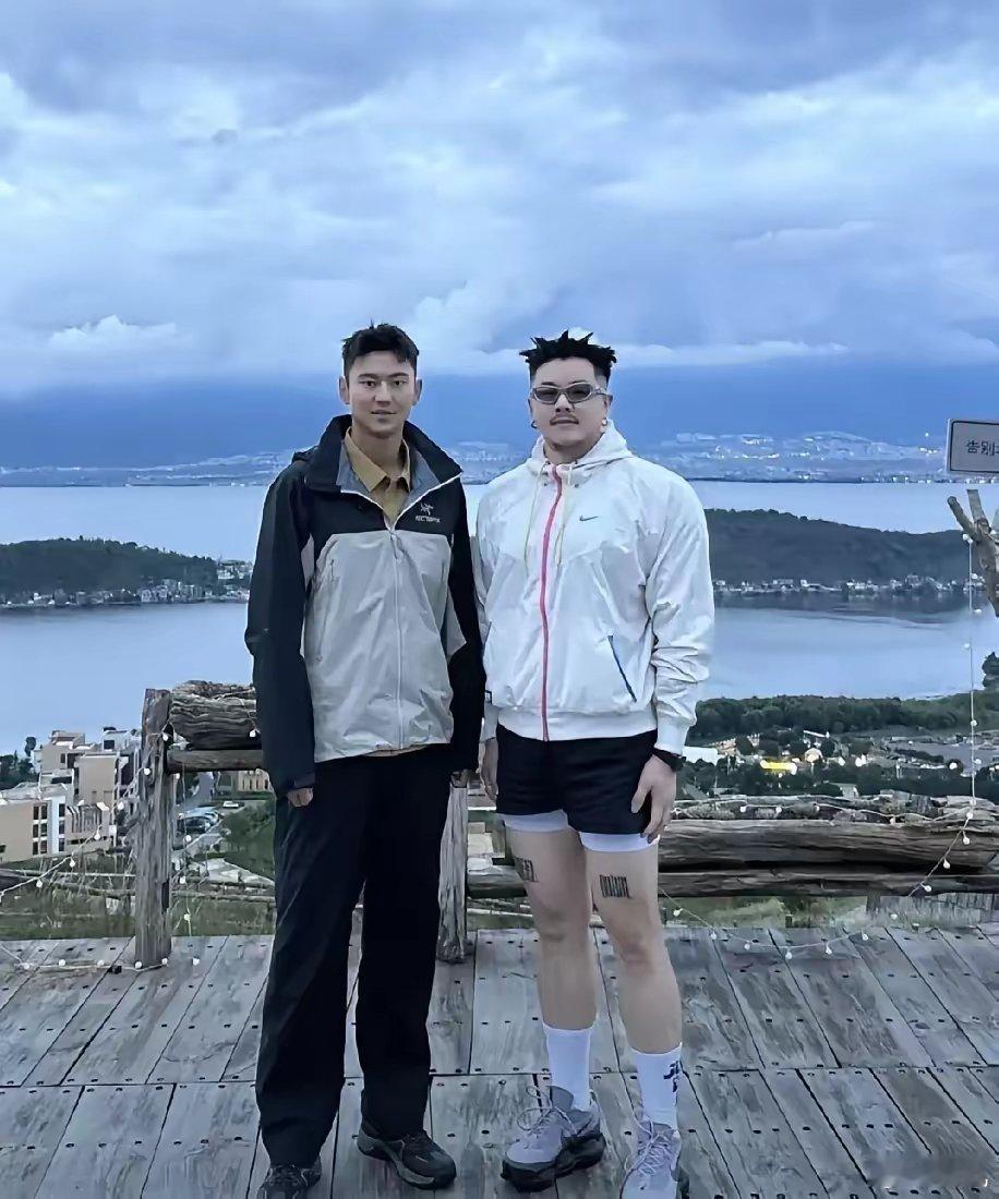 大家发现没有，明星的帅，大部分靠包装，比如这个叫宁泽涛的，在自己账号发的照片那叫
