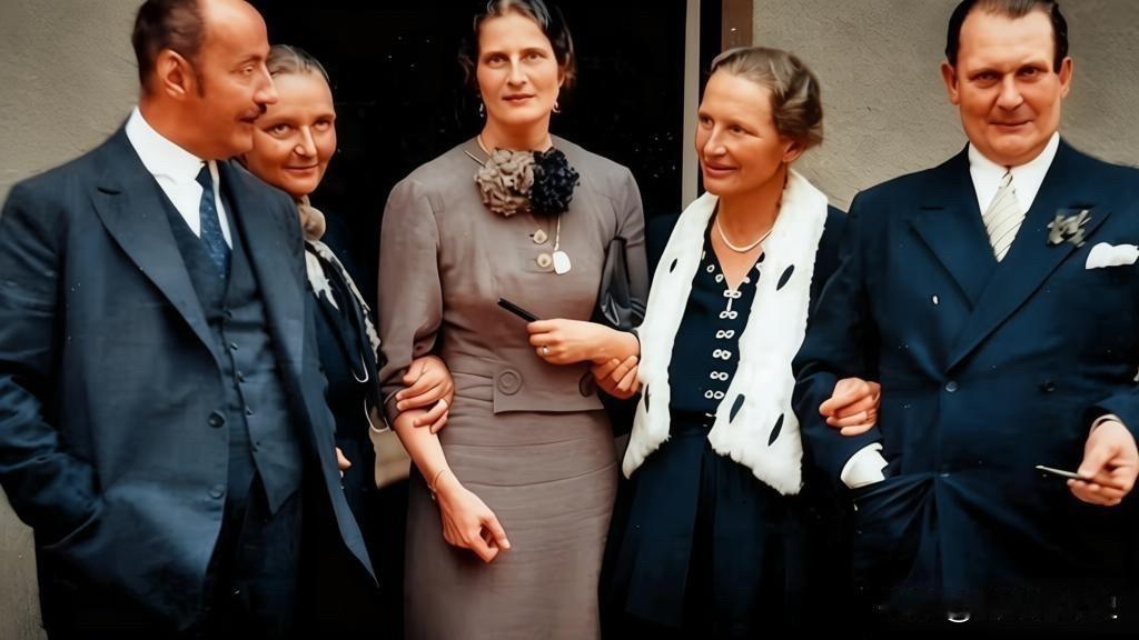 这是一张罕见的戈林两兄弟同框照片，最右侧是哥哥赫尔曼·戈林，最左侧是弟弟艾尔伯特