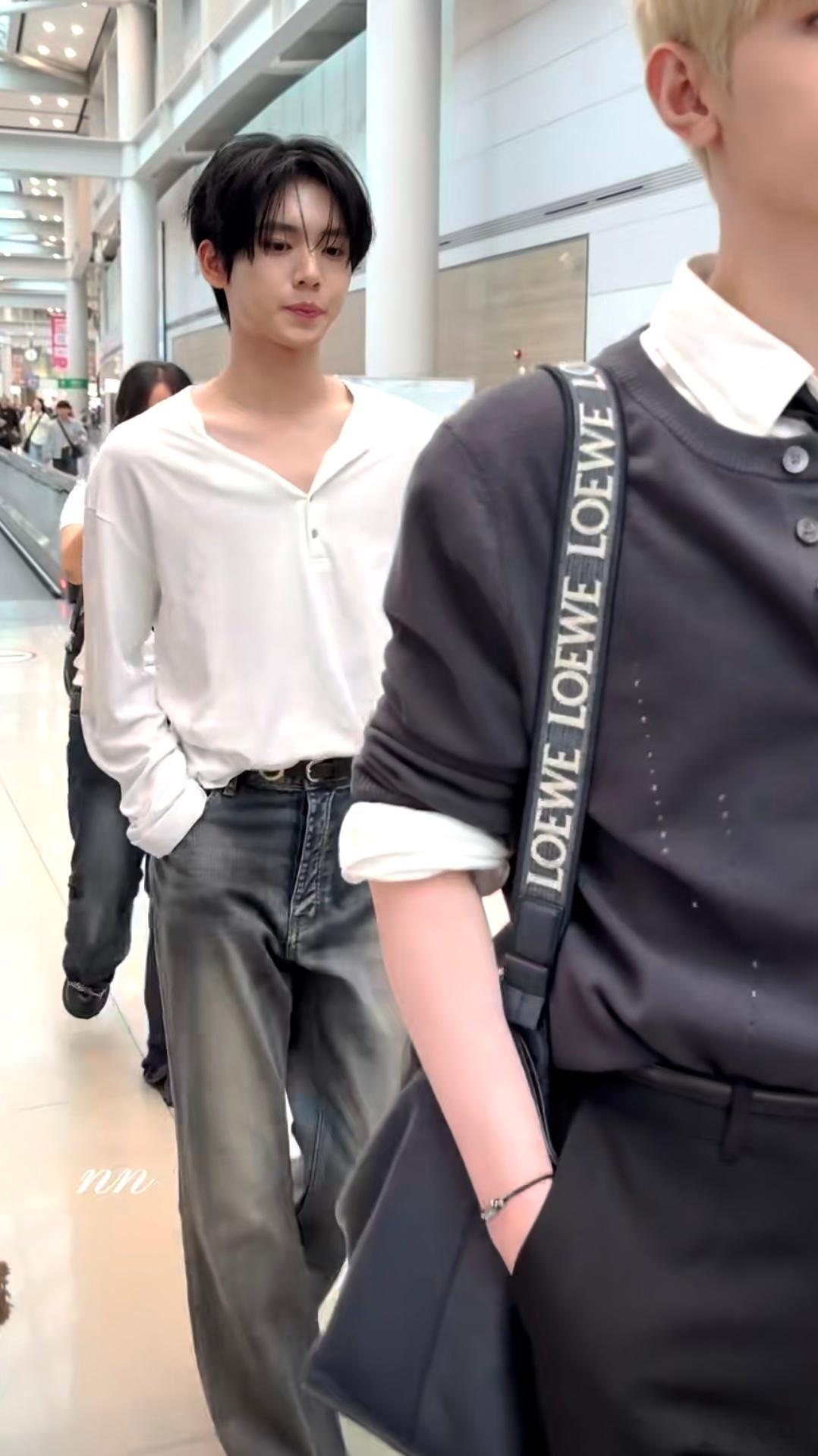 md他这个锁骨也太漂亮了吧 