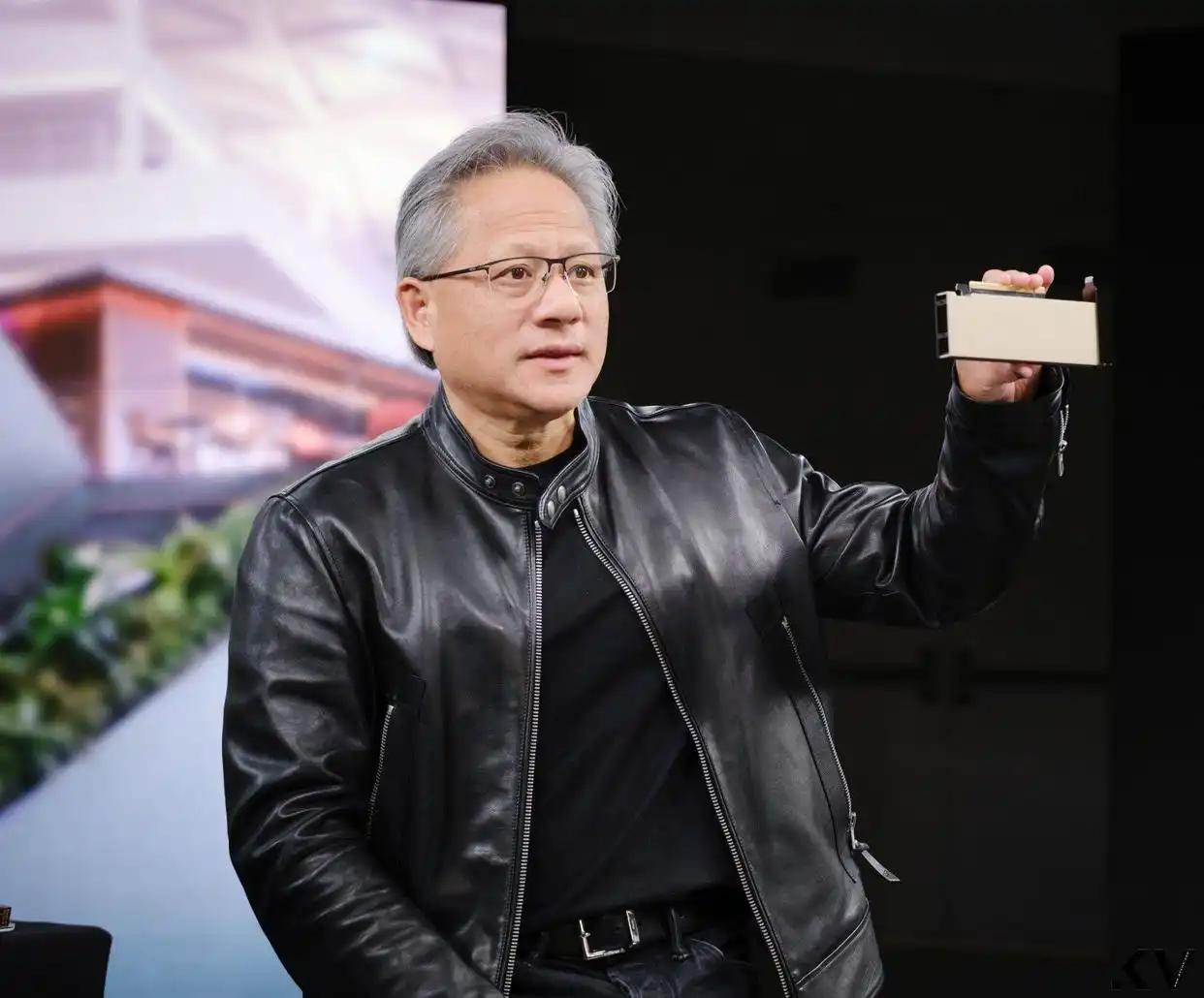 如今的美国，最后的救命稻草便是黄仁勋的AI产业。然而，这一产业却受困于电力不足。