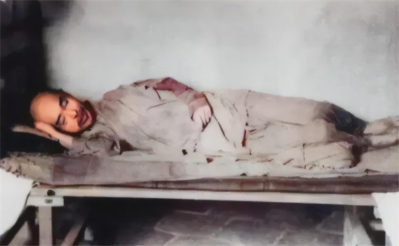 1942年，弘一法师自感大限将至，不再进食，仅以清水度日。奄奄一息的弘一法师召来