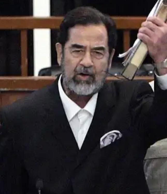 萨达姆临刑前高喊：“没有我，伊拉克一文不值！”这句狂言，道尽了独裁者最深的幻觉：