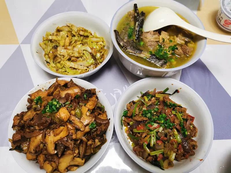 用简单的话概括什么是幸福?幸福其实很简单。它是辛苦一天后，能吃上家人做的热乎饭菜