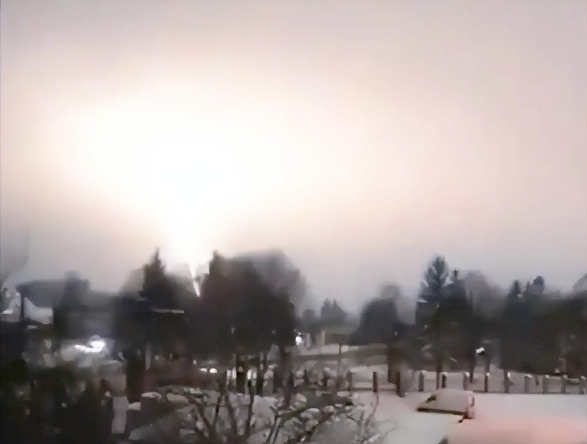 乌克兰的这个冬天更难了，泽连斯基刚说俄罗斯要搞大规模夜袭，这边炮弹就真的砸过来了