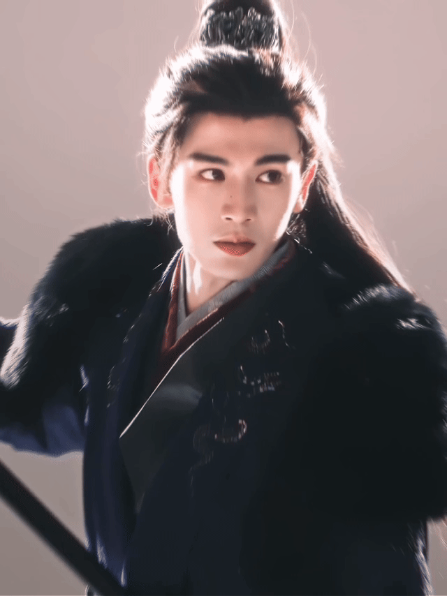 张凌赫谢征眉眼如刃张凌赫谢征高马尾古装谢征这个高马尾造型也太帅了吧！眼神像淬了冰