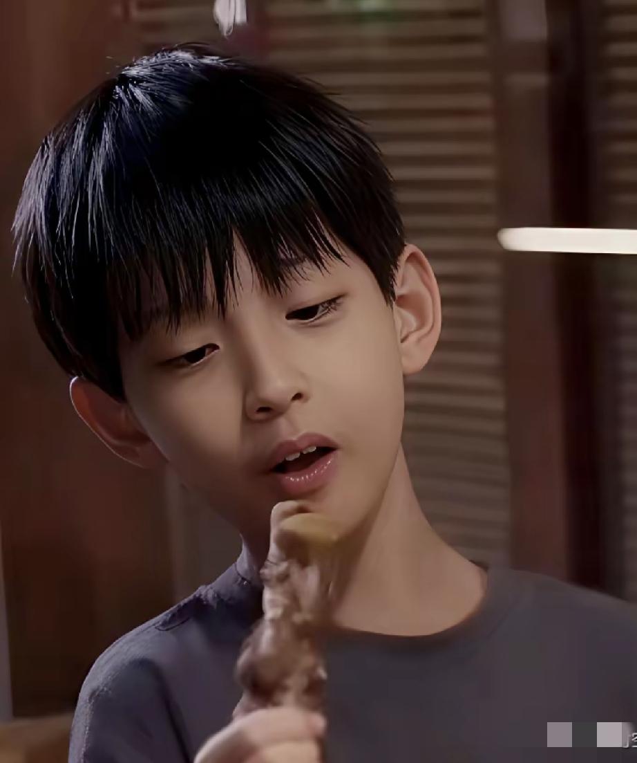 汪小菲和大S的儿子汪希箖眉目清秀，身材纤瘦，是个美少年。
估计和大多数同龄男孩一