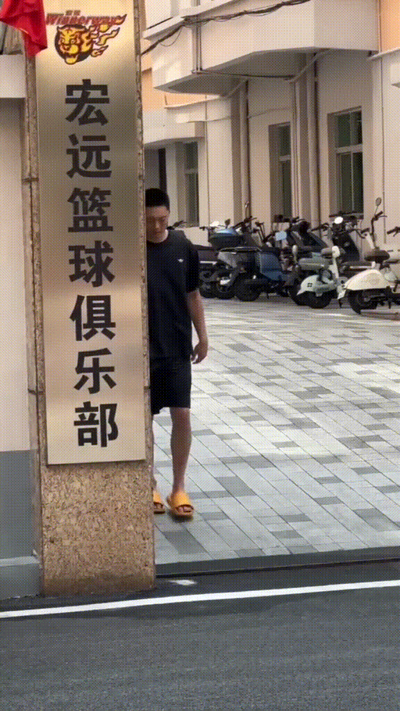 新鲜的胡明轩来了[嘻嘻]，头发稍微剪短了些，小崔也在身后，已经迫不及待想看他俩一