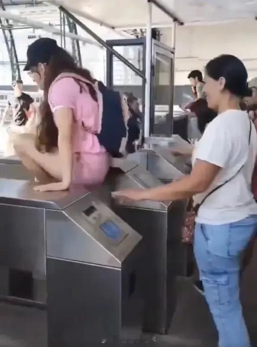 米莱上台后，阿根廷的公共交通价格大幅上涨，很多人现在坐火车都不买票了，直接跳闸机