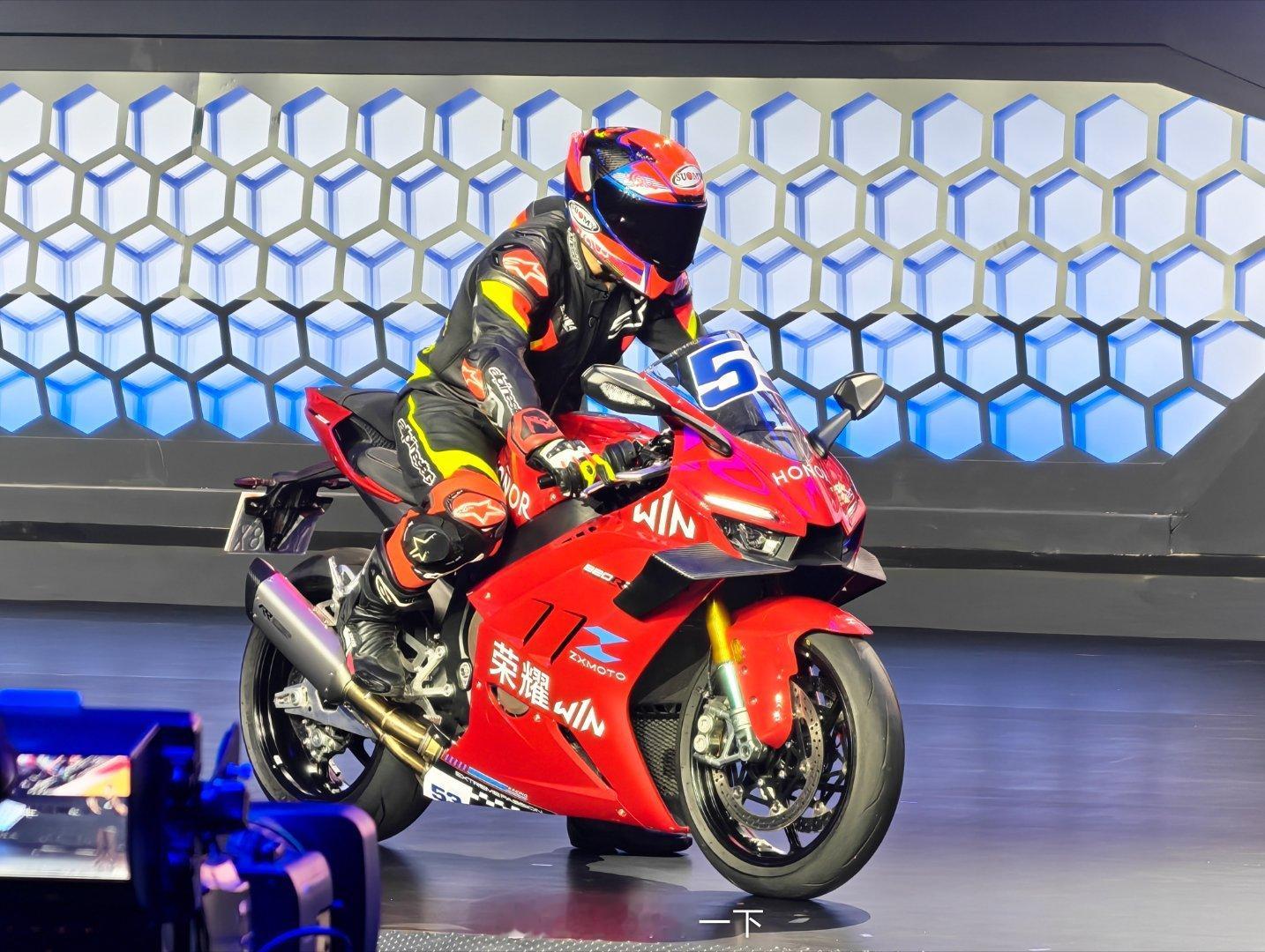 我还以为张雪来了，是荣耀赞助的张雪820RR