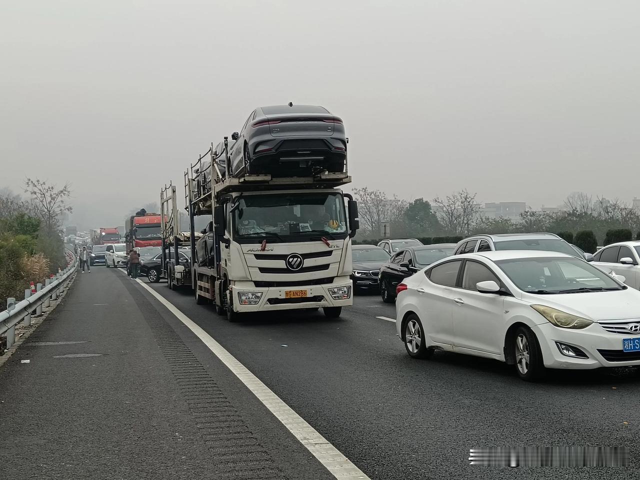 时间：腊月二十五；
地点：许广高速；
状态：三小时持续堵车中～～

腊月二十三 