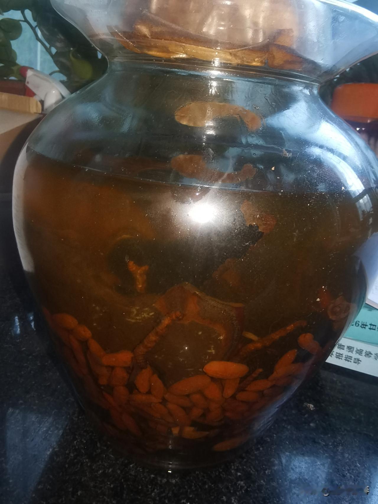 泡的酒好长时间了，尽然忘了都泡的是啥，敢不敢喝呢，哈哈哈两杯酒喝完