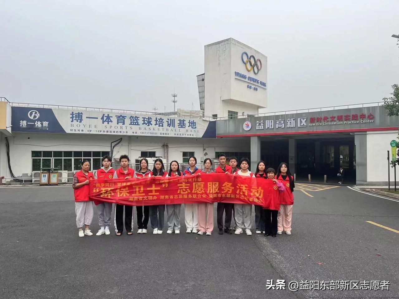 “捡拾垃圾齐动手，志愿服务暖秋意”环境保护活动

       10月13日上午