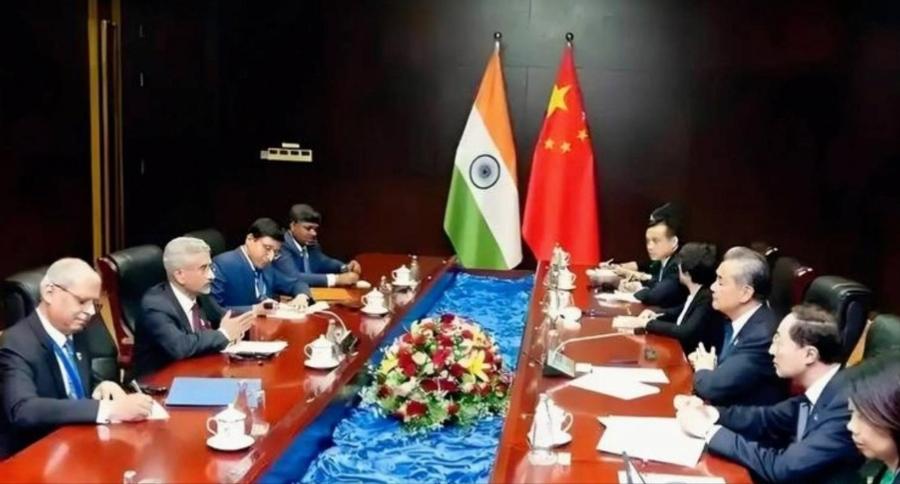 印度那边，从官员到企业主，一拨接一拨跑到中国来谈合作，中国企业的回应却出奇地齐整