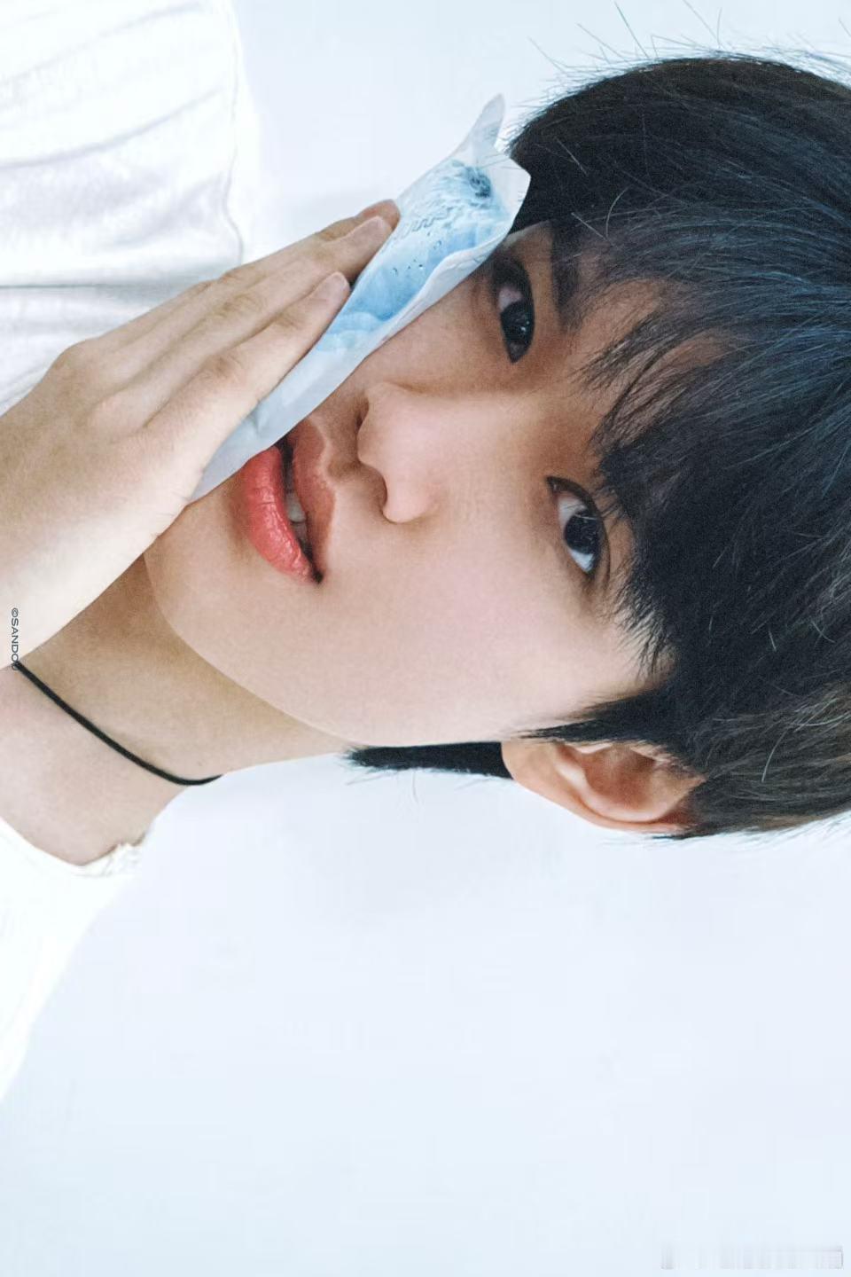 张极拔智齿了 张极拔智齿的反应和我们一模一样，紧张、不舒服、还饿，完全没有距离感