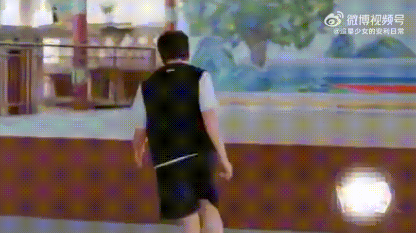 邓超实时追五哈哈哈哈哈哈谁看了不说邓超宠粉，五哈6刚开播就实时追综，连发动态关心