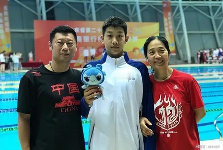怪不得张展硕总被泳迷叫作泳坛 “奇迹之子”！

特意去捋了捋他的家庭背景，不了解