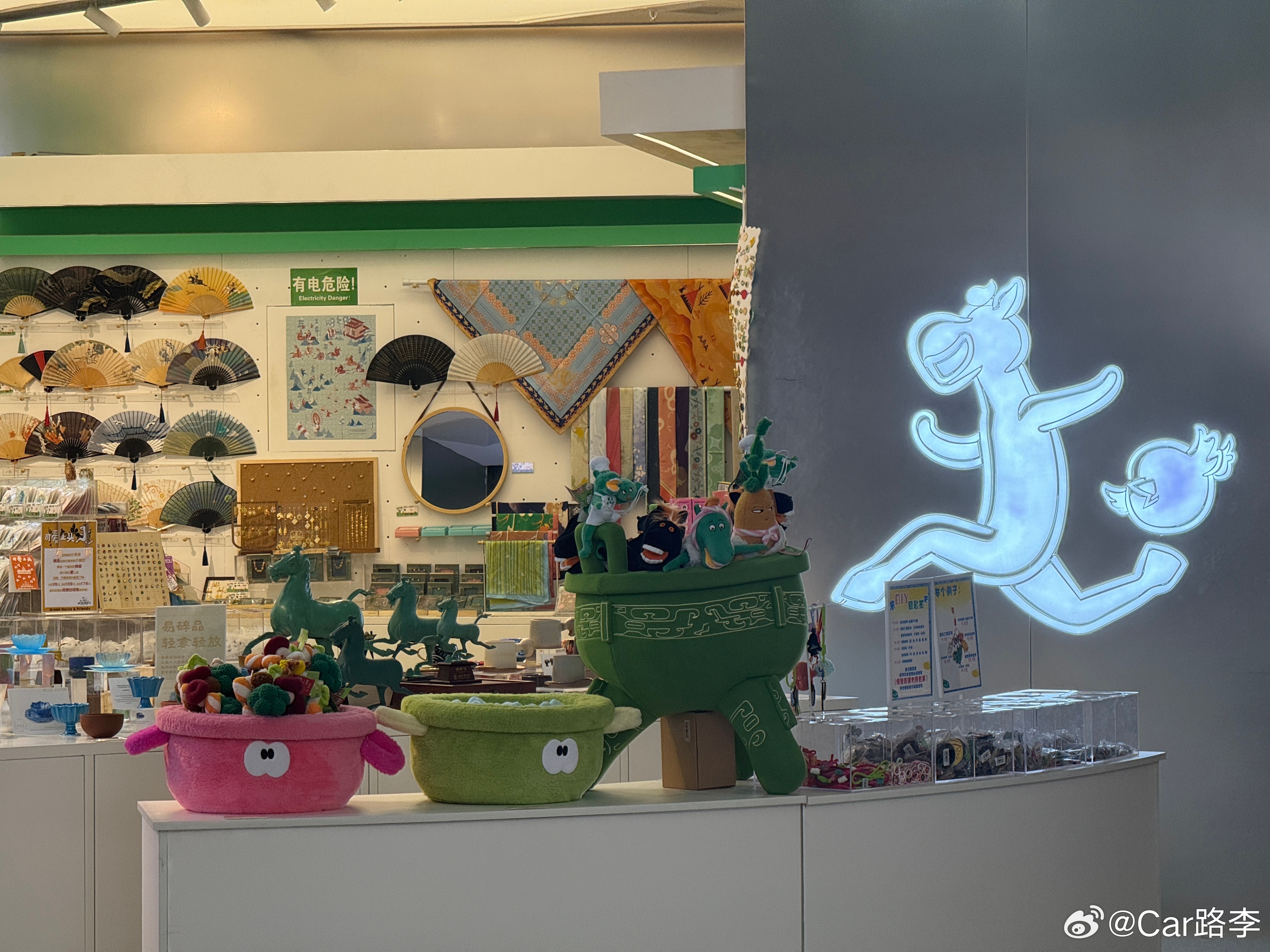 从成都到张掖没有直飞我选择在兰州转机兰州新的T3航站楼修的确实不错但是在中转服务