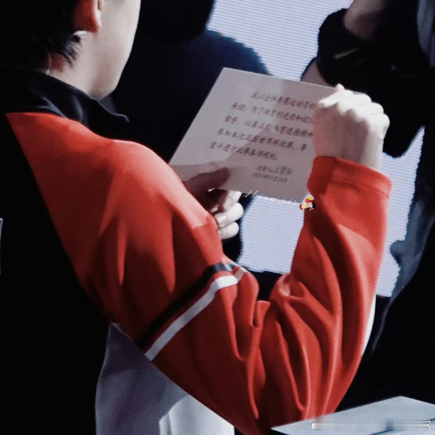 是楚钦老师手写自己的名字～好认真呀！一笔一划