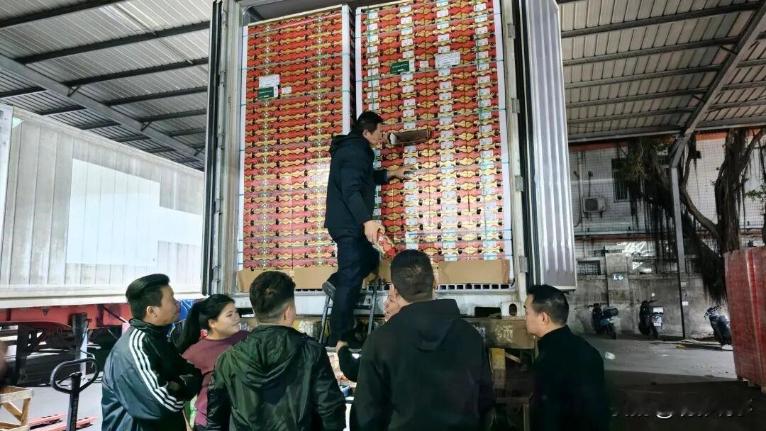 12月6日，在一声悠扬的汽笛声中，一艘满载着约370个集装箱、接近8000吨智利