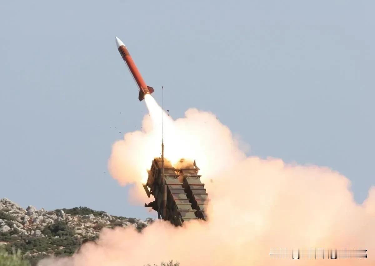 《华尔街日报》的深度调查，戳破了美国防空武器的产能真相。爱国者防空拦截弹能在数秒