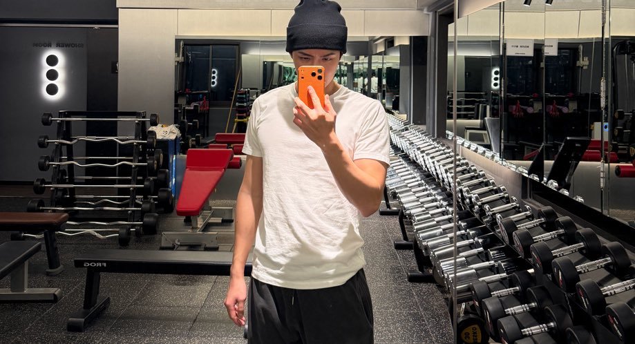 吴世勋健身自拍吴世勋健身吴世勋泡泡更新健身自拍